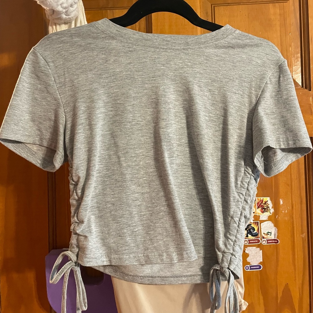 Grey cropped t shirt
